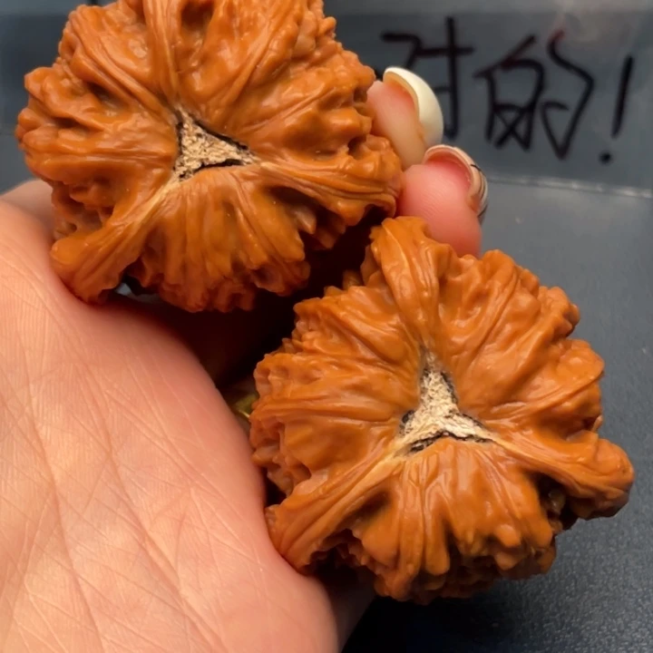 Z***伦文玩核桃吊坠白狮子