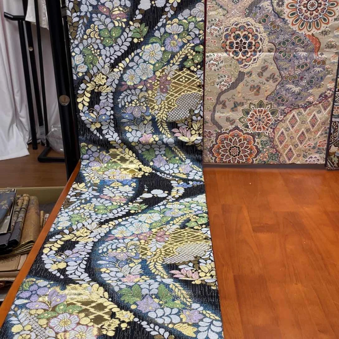 织绣彩金流水石花纹