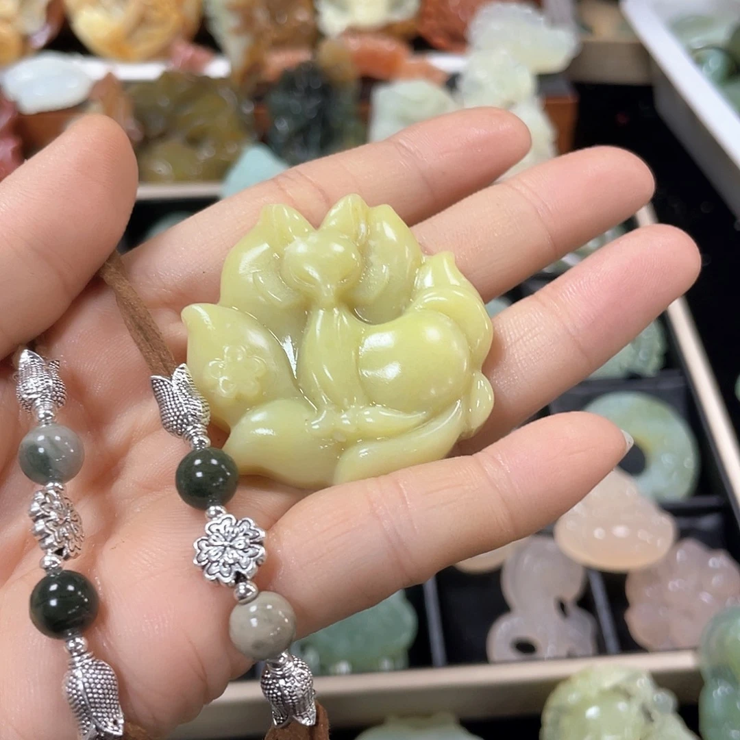 蛇纹石玉颈饰未镶嵌