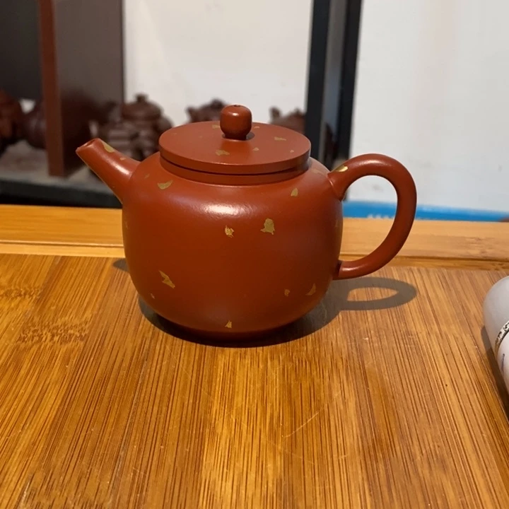 紫砂公道杯紫砂壶。紫砂壶