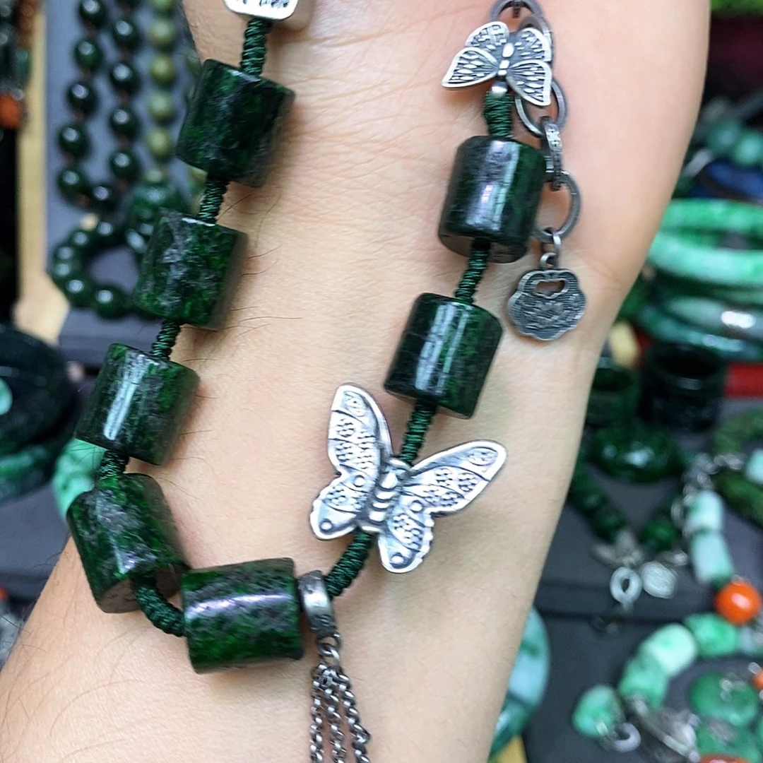 颈饰未镶嵌翡翠漂亮美眉