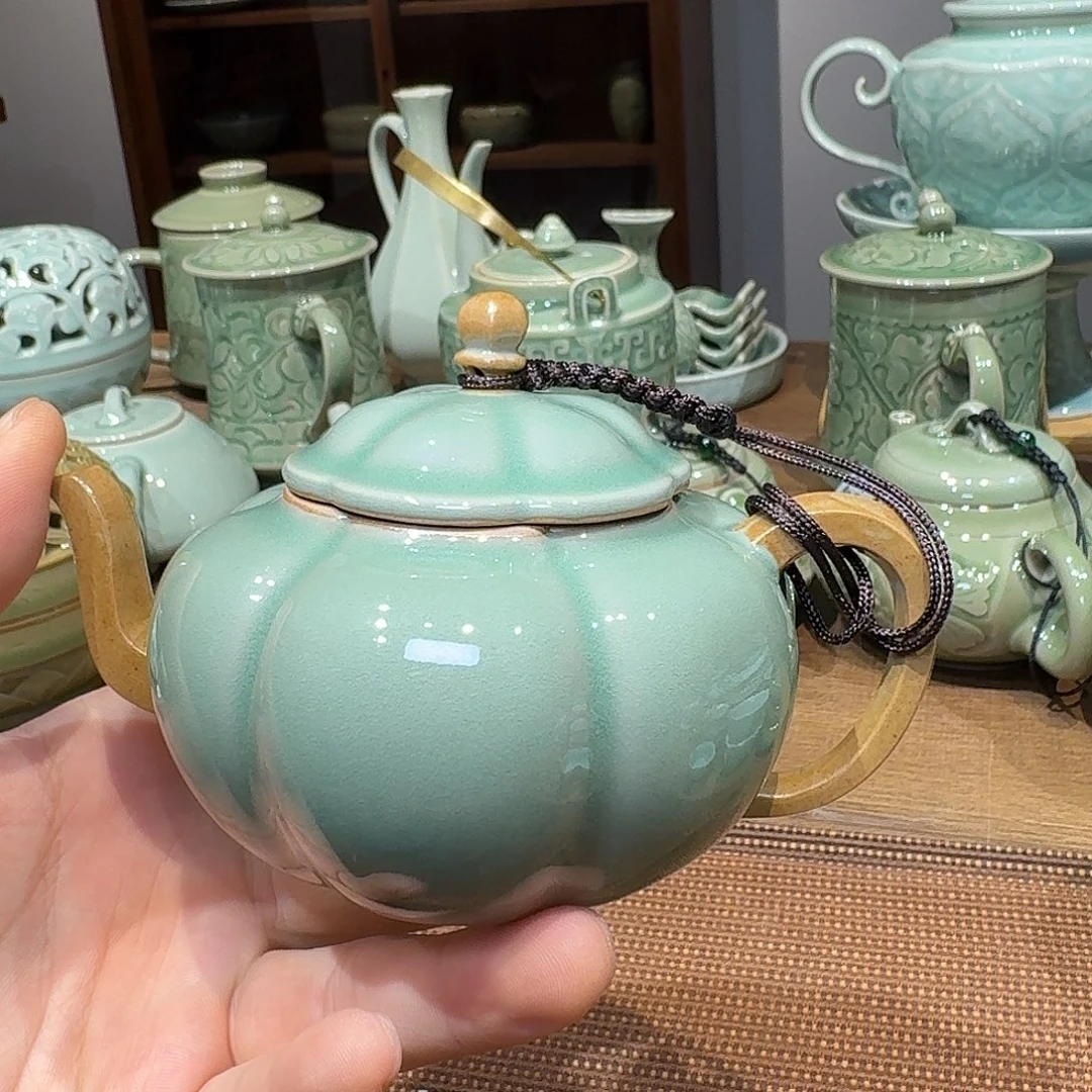 青釉知否海棠壶一只