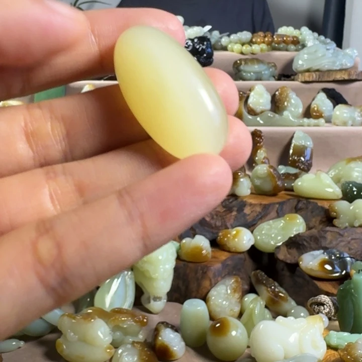 颈饰未镶嵌和田玉（糖玉）