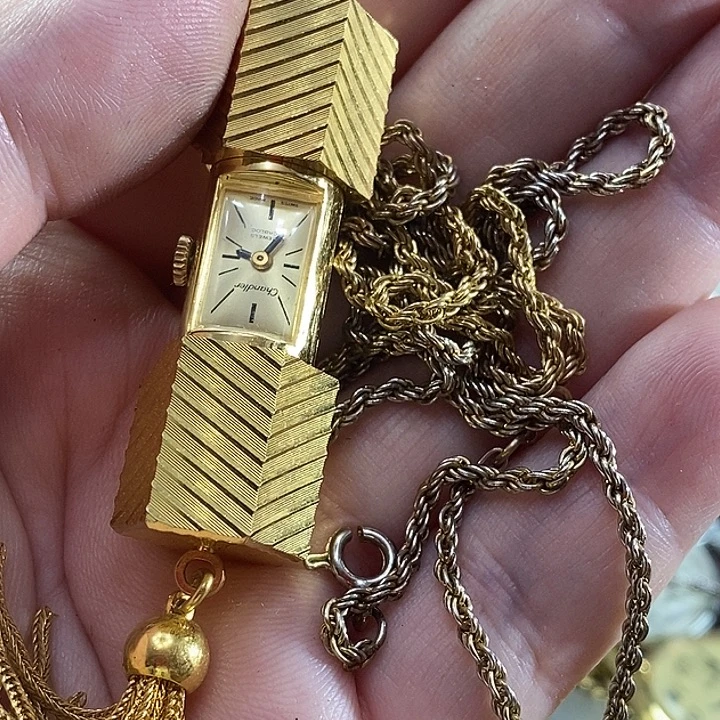 机械挂表走时中呢