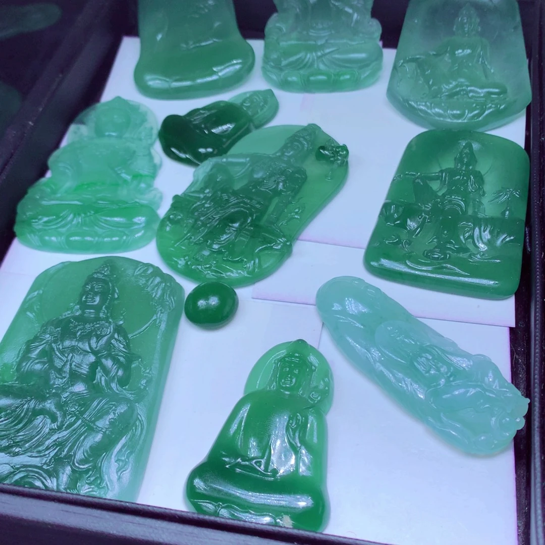 阿****定制翡翠未镶嵌天然翡翠A货毛货挂件