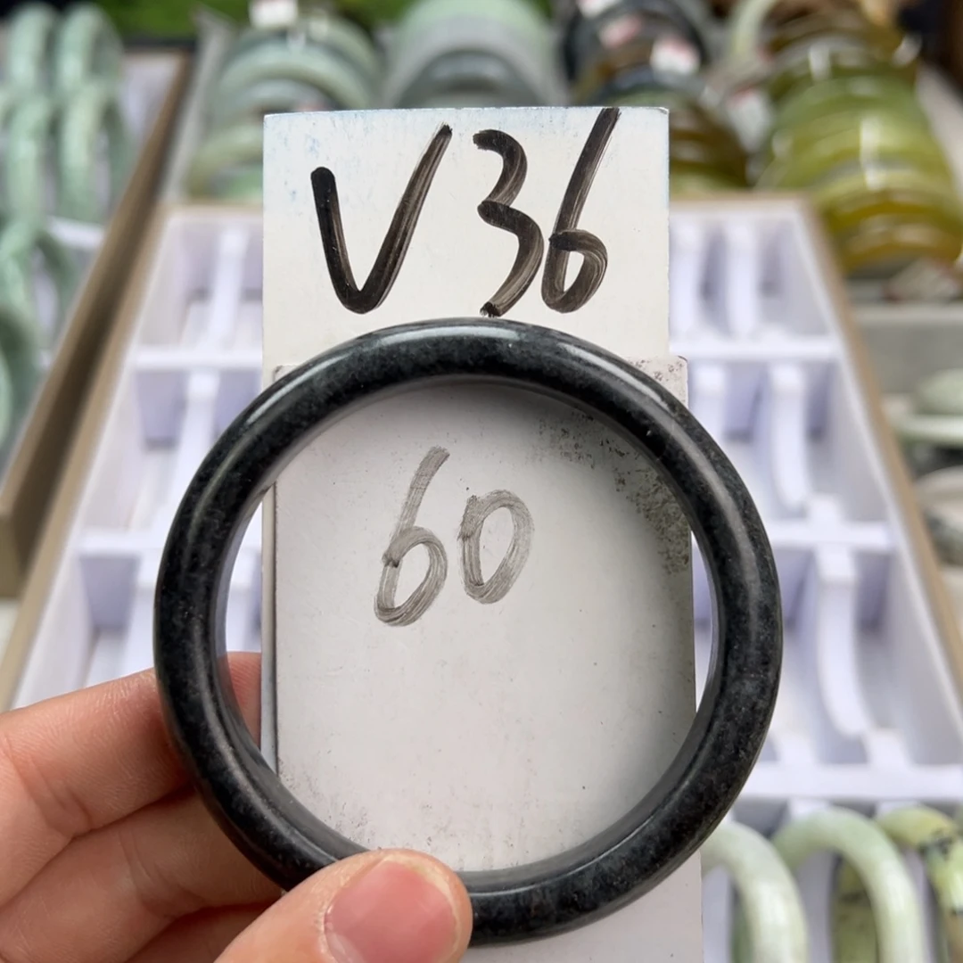 岫玉手镯未镶嵌天然岫玉微瑕，可以正常佩戴