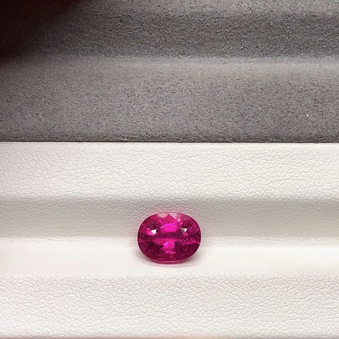 碧玺未镶嵌裸石2.51克拉天然卢比来碧玺