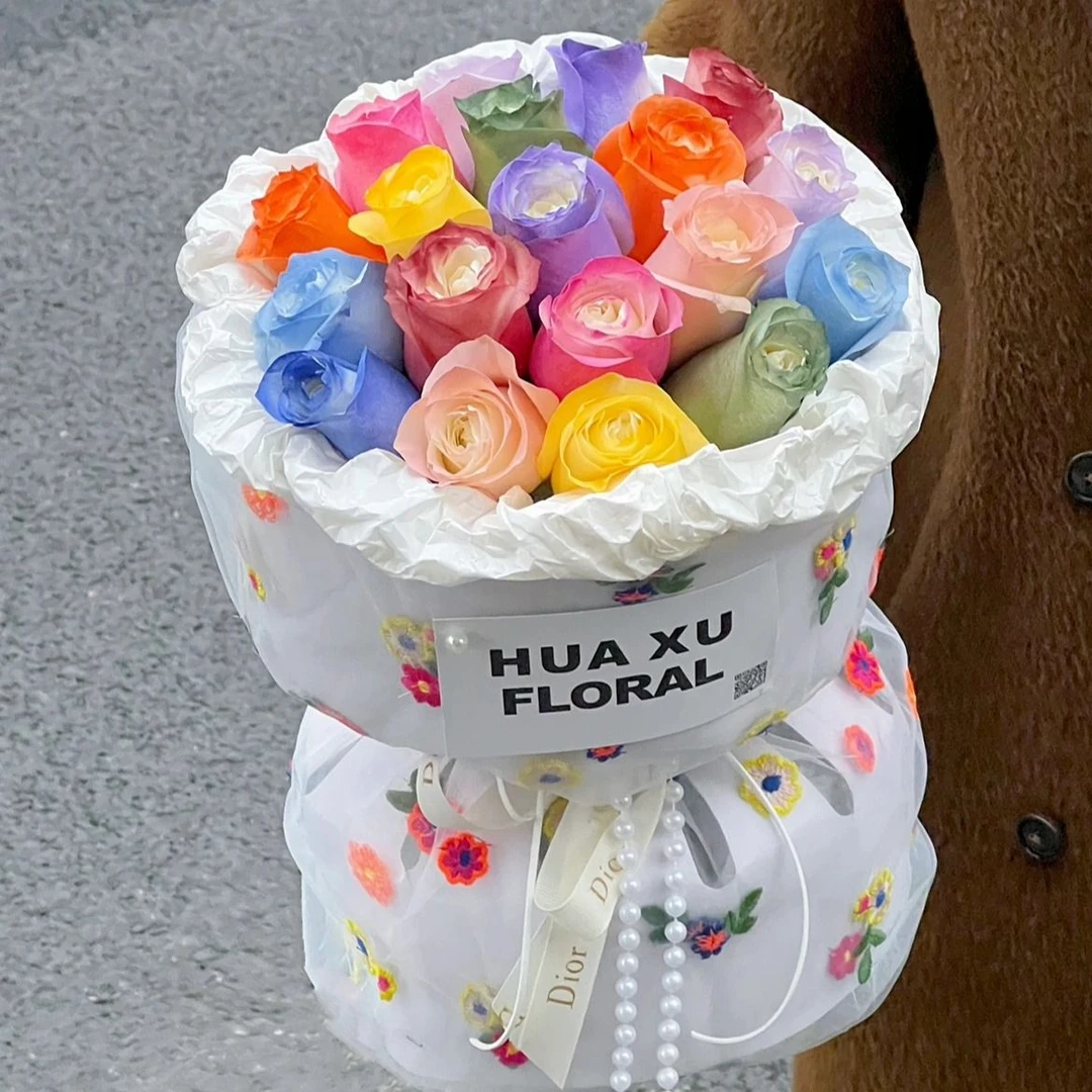 【与众不同的爱】9朵白玫瑰多巴胺喷色花束跨年夜跨年礼物新年花束元旦花束元旦节鲜花新年礼物A1