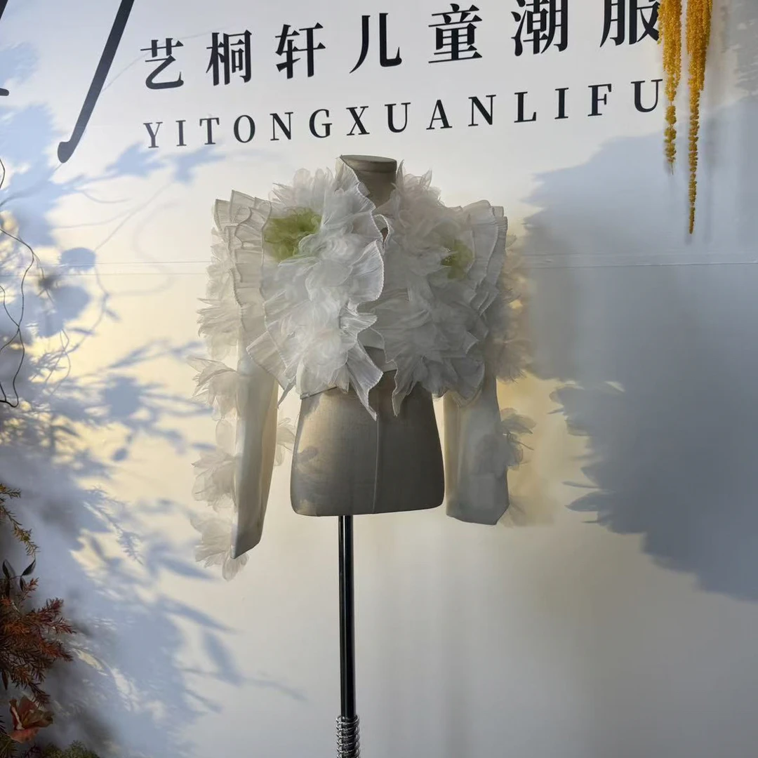 白色装饰花仙子西装外套潮服多巴胺潮服模特走秀潮服时尚