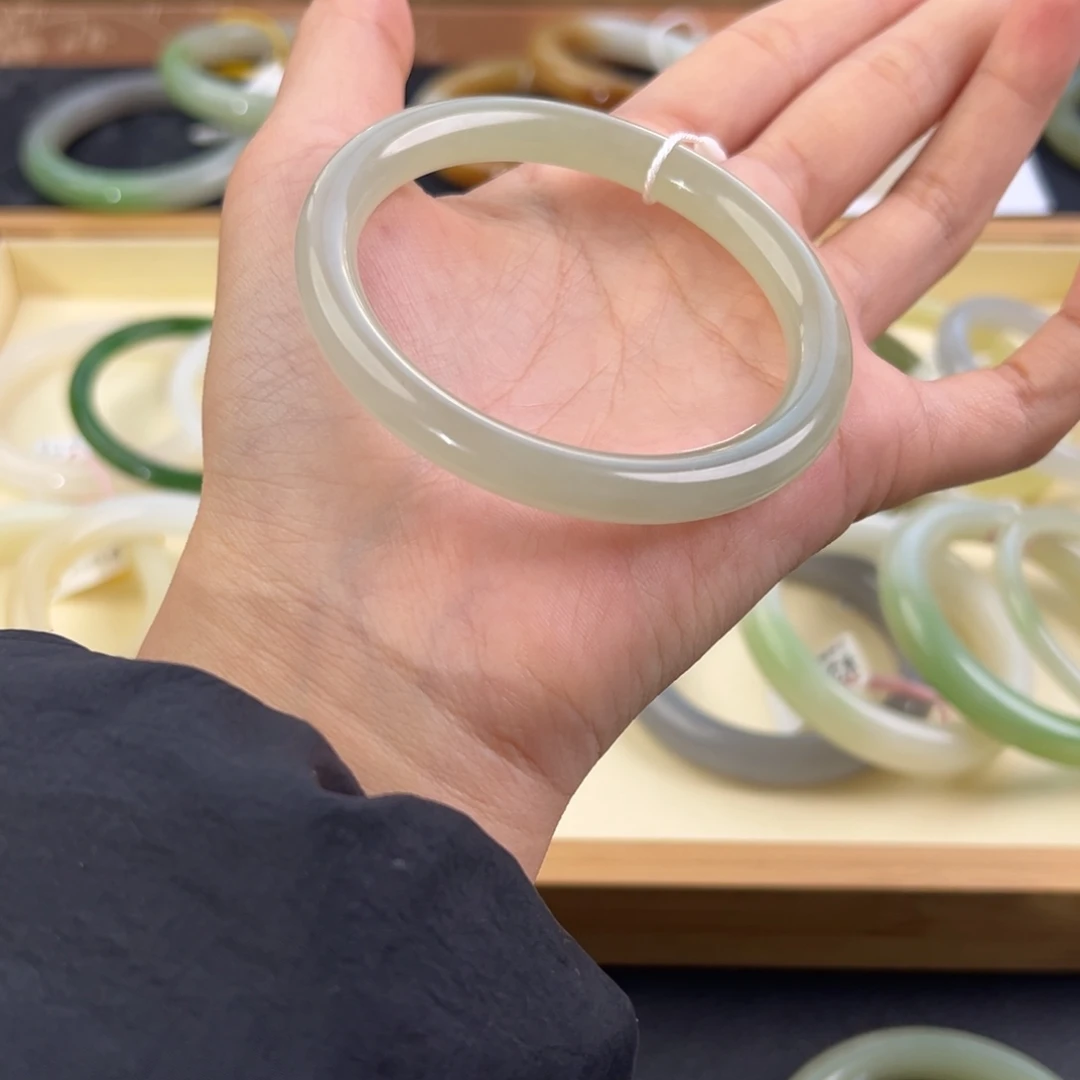 来***财和田玉未镶嵌手镯