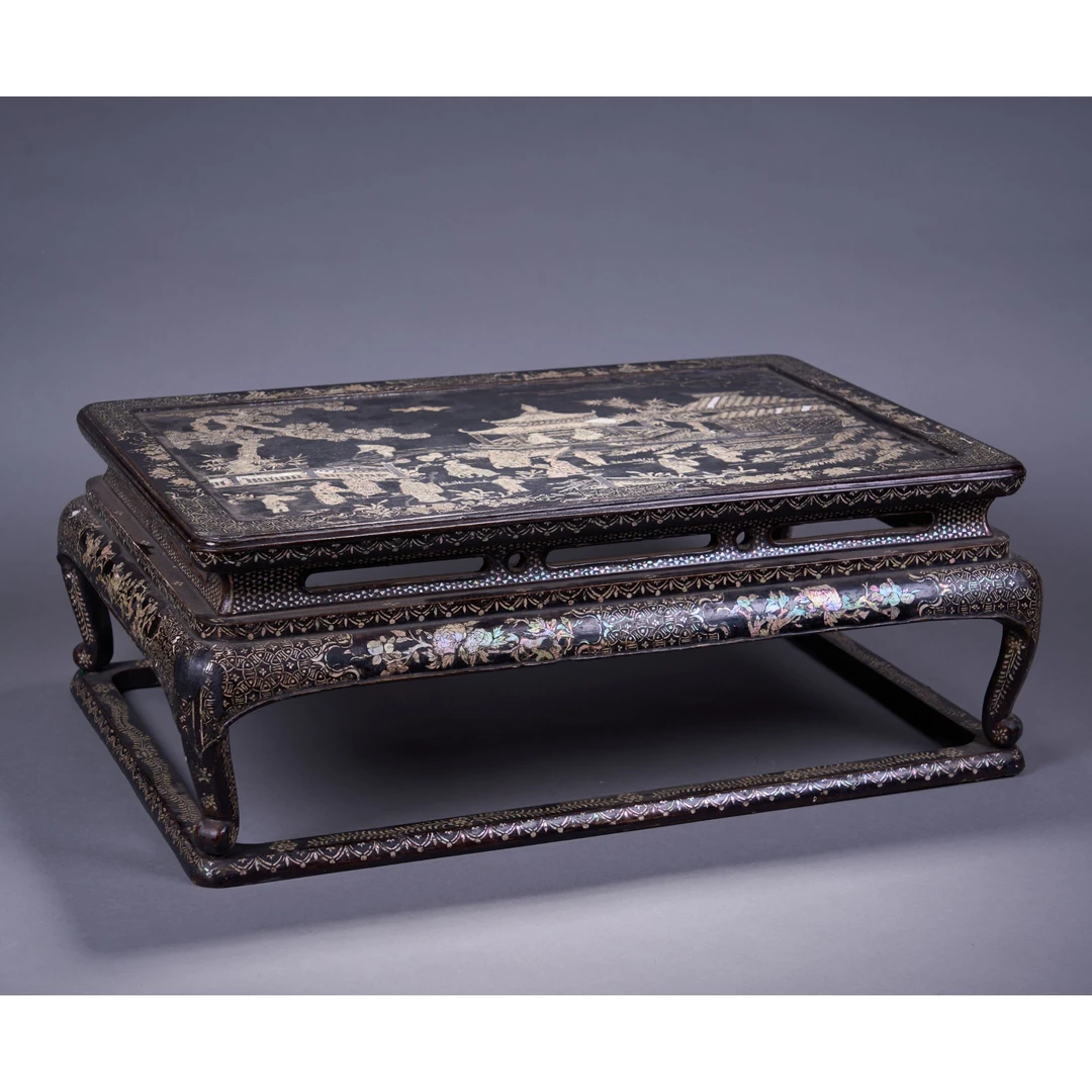 Lot010 明代大漆嵌螺钿庭阁人物故事纹案几