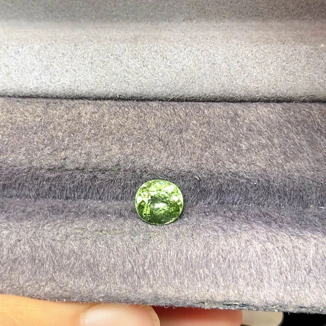 未镶嵌1.75克拉天然全净玻璃体满火彩薄荷绿碧玺碧玺