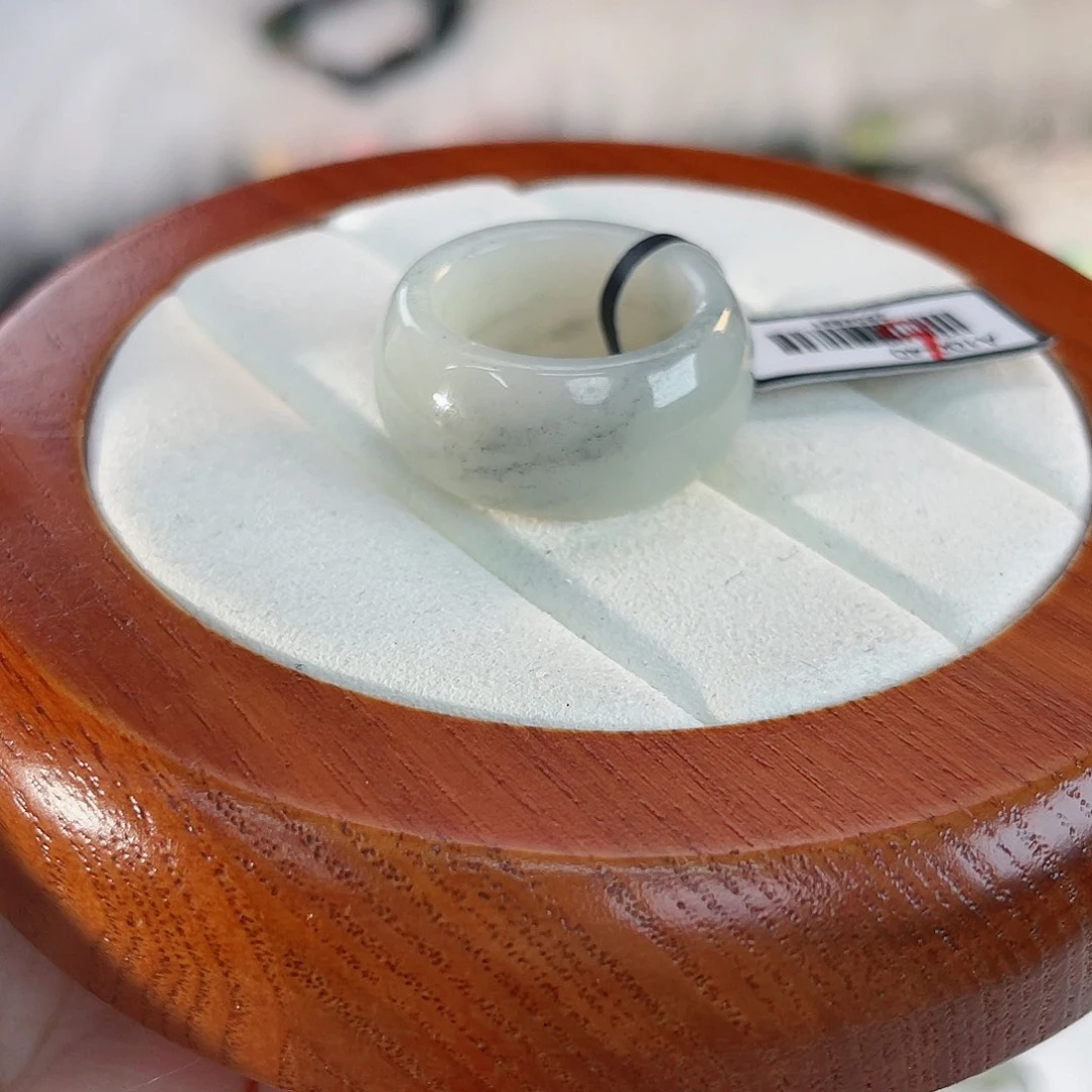 和田玉未镶嵌戒指l44。青花轮胎。17.8。不退换