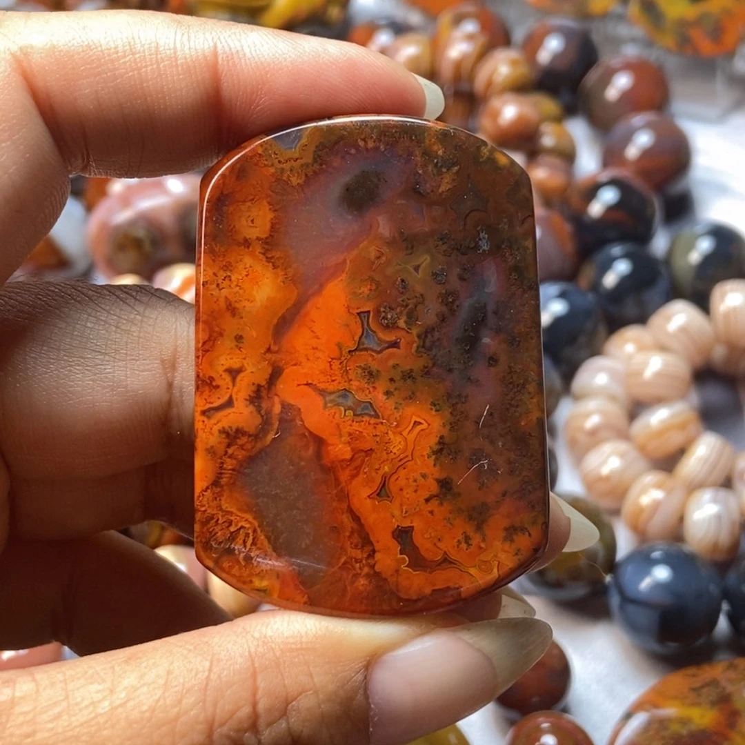 玛瑙/玉髓颈饰未镶嵌月**清战国红