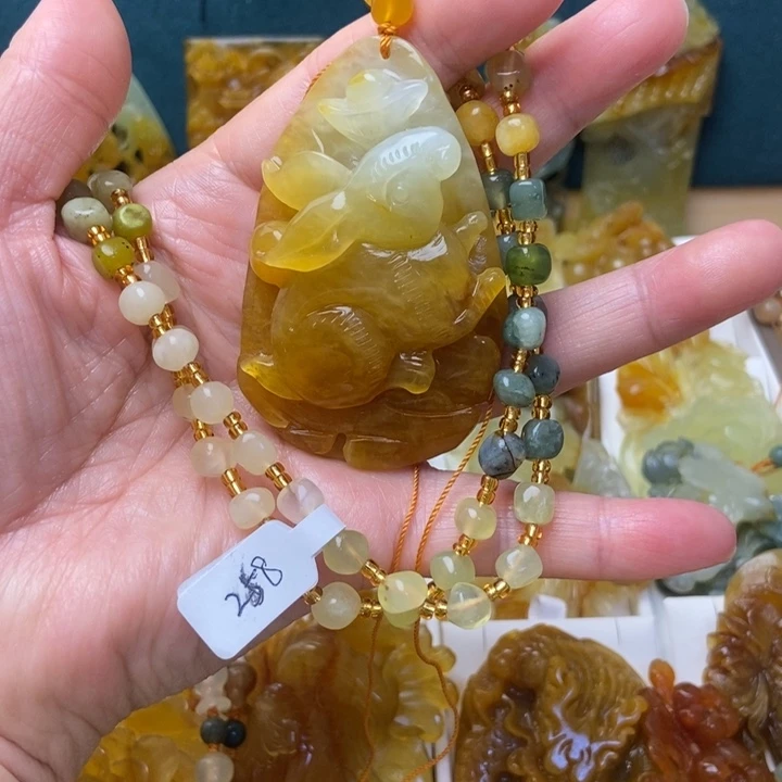 蛇纹石玉未镶嵌颈饰