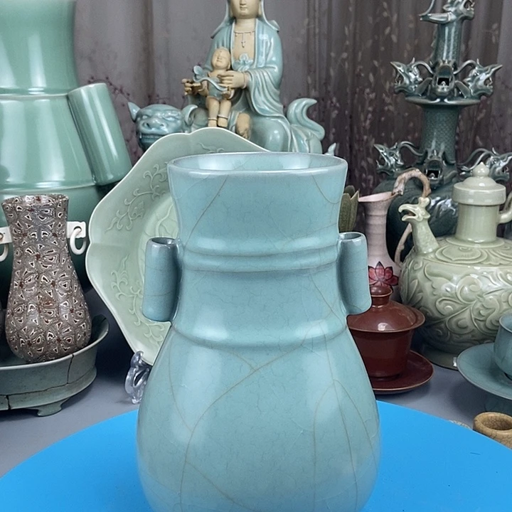 官瓷天蓝釉贯耳瓶