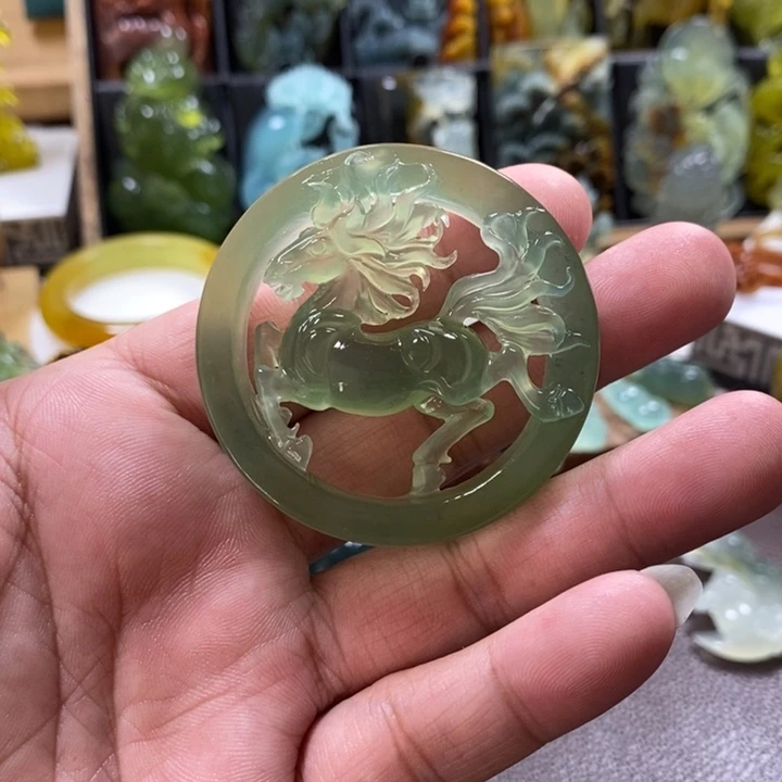 蛇纹石玉足铂镶嵌颈饰