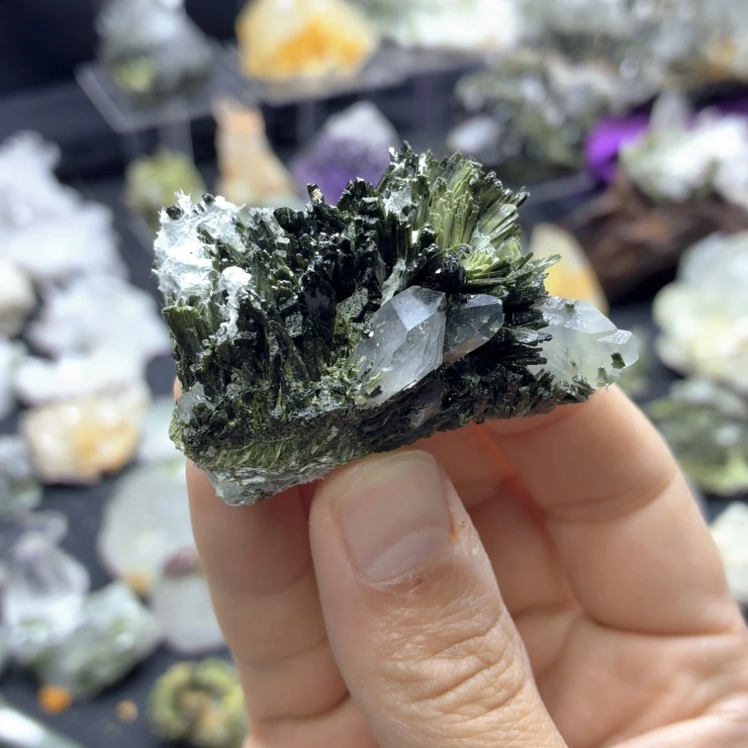 石材下雪了的绿帘水晶