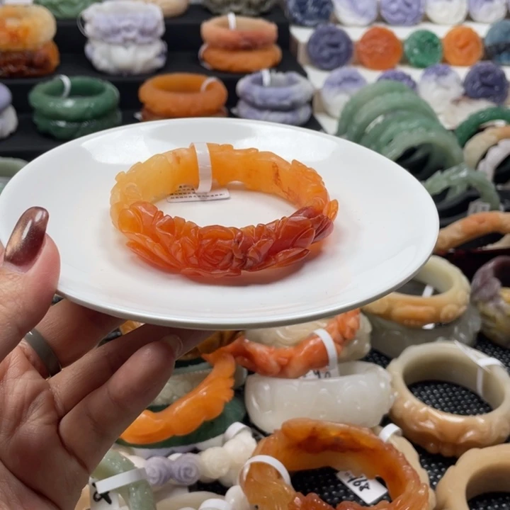 用***1石英质玉未镶嵌手镯