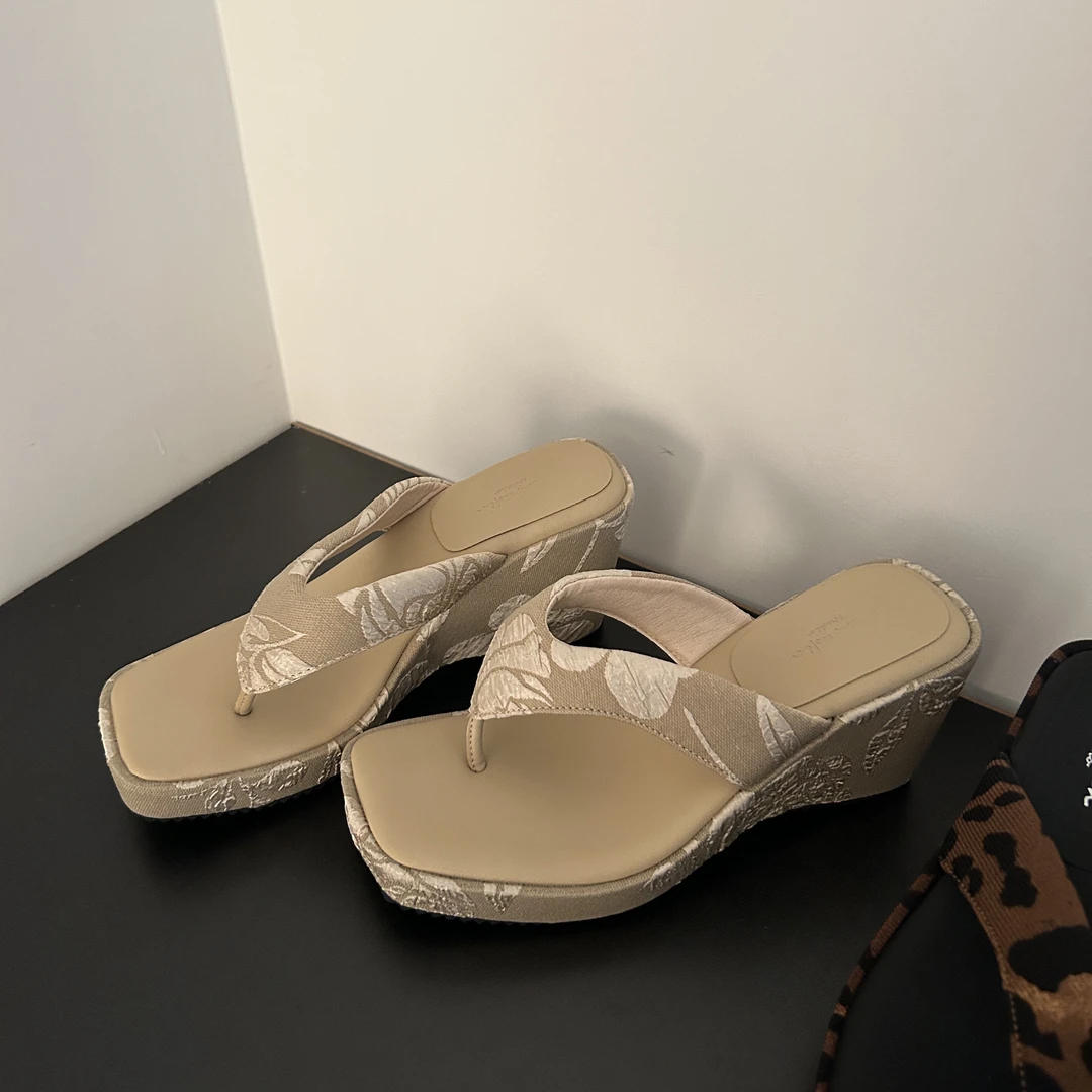 【小洋专属】2025年夏季新款坡跟厚底凉鞋女小众时尚百搭夹趾人字拖