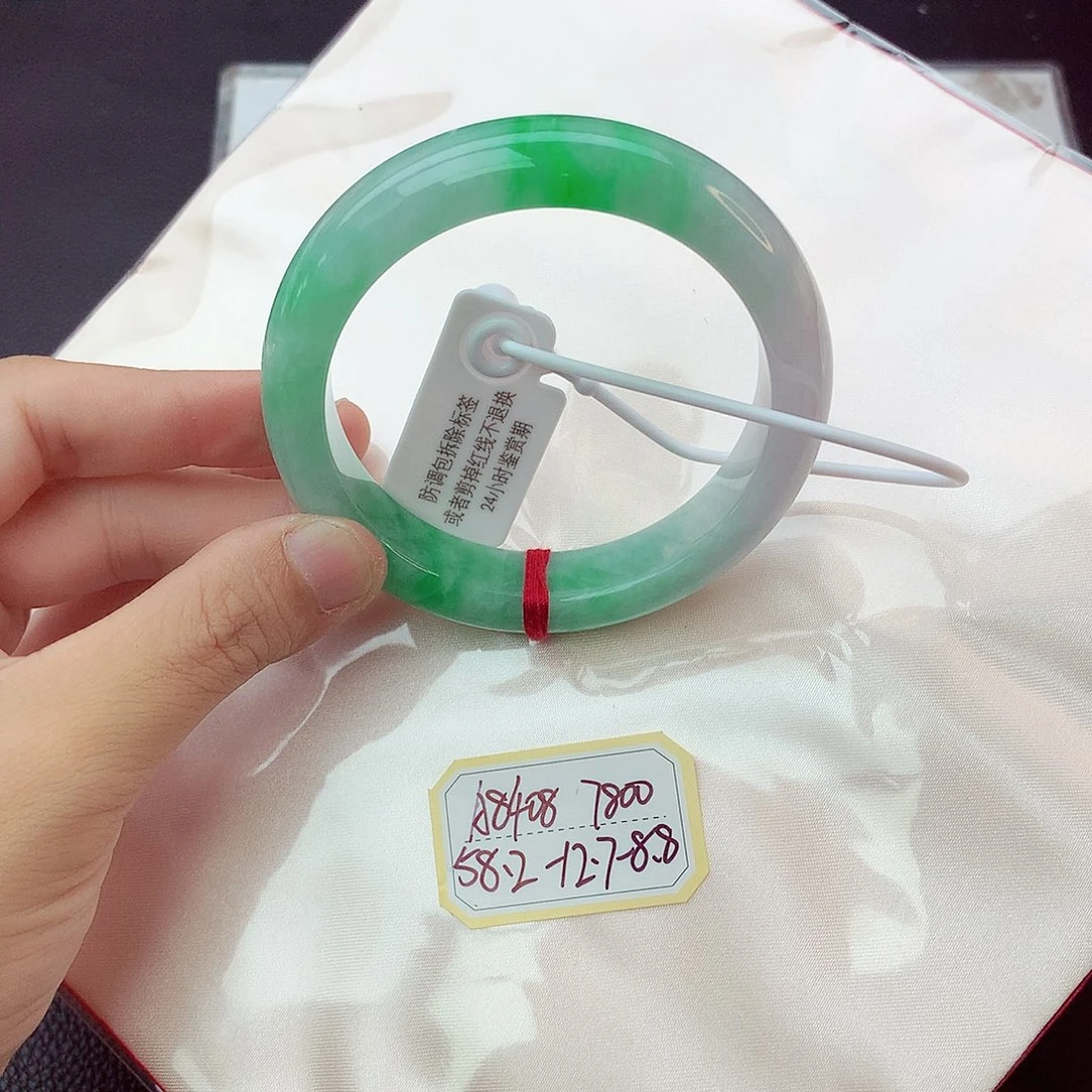 翡翠手镯未镶嵌翡翠