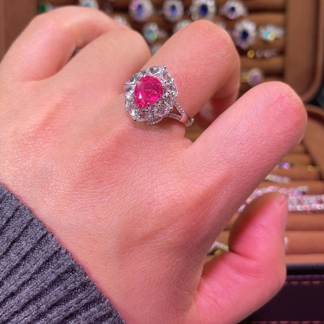 18K金镶嵌尖晶石戒指