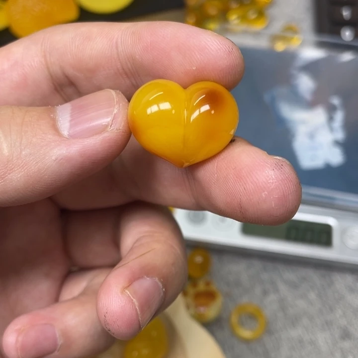 菜***虫琥珀未镶嵌珠宝奇石
