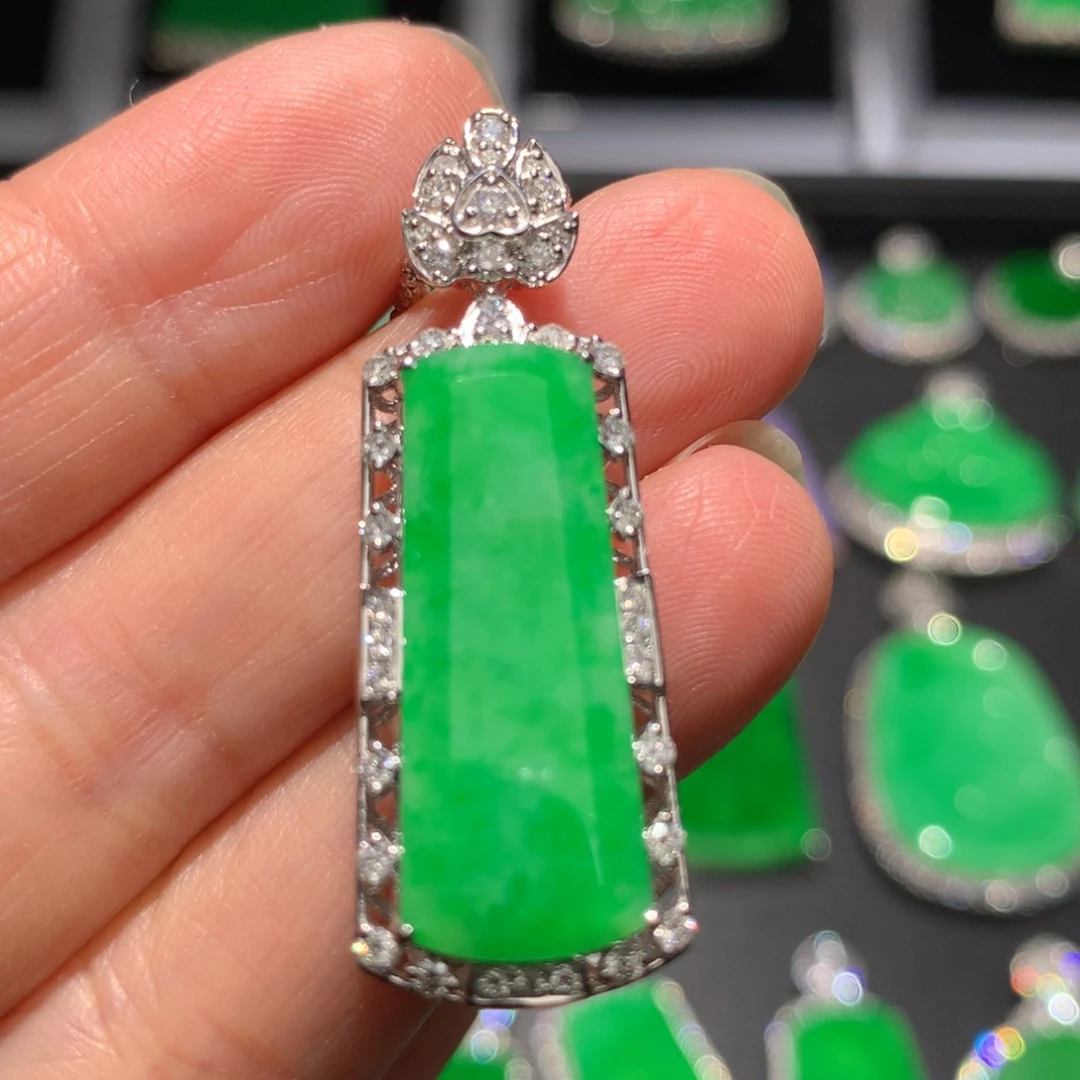 翡翠颈饰18K金镶嵌翡翠