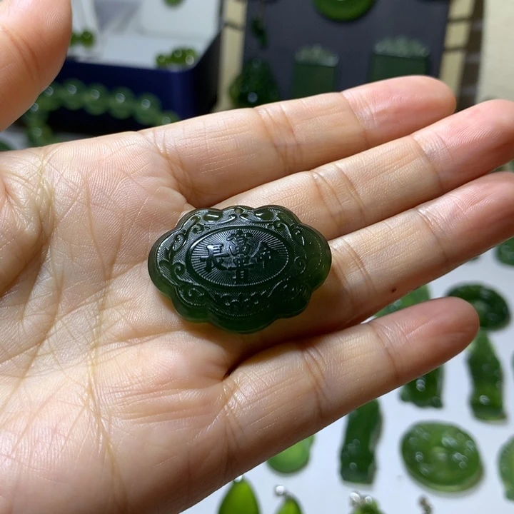 手***云岫玉未镶嵌颈饰吊坠