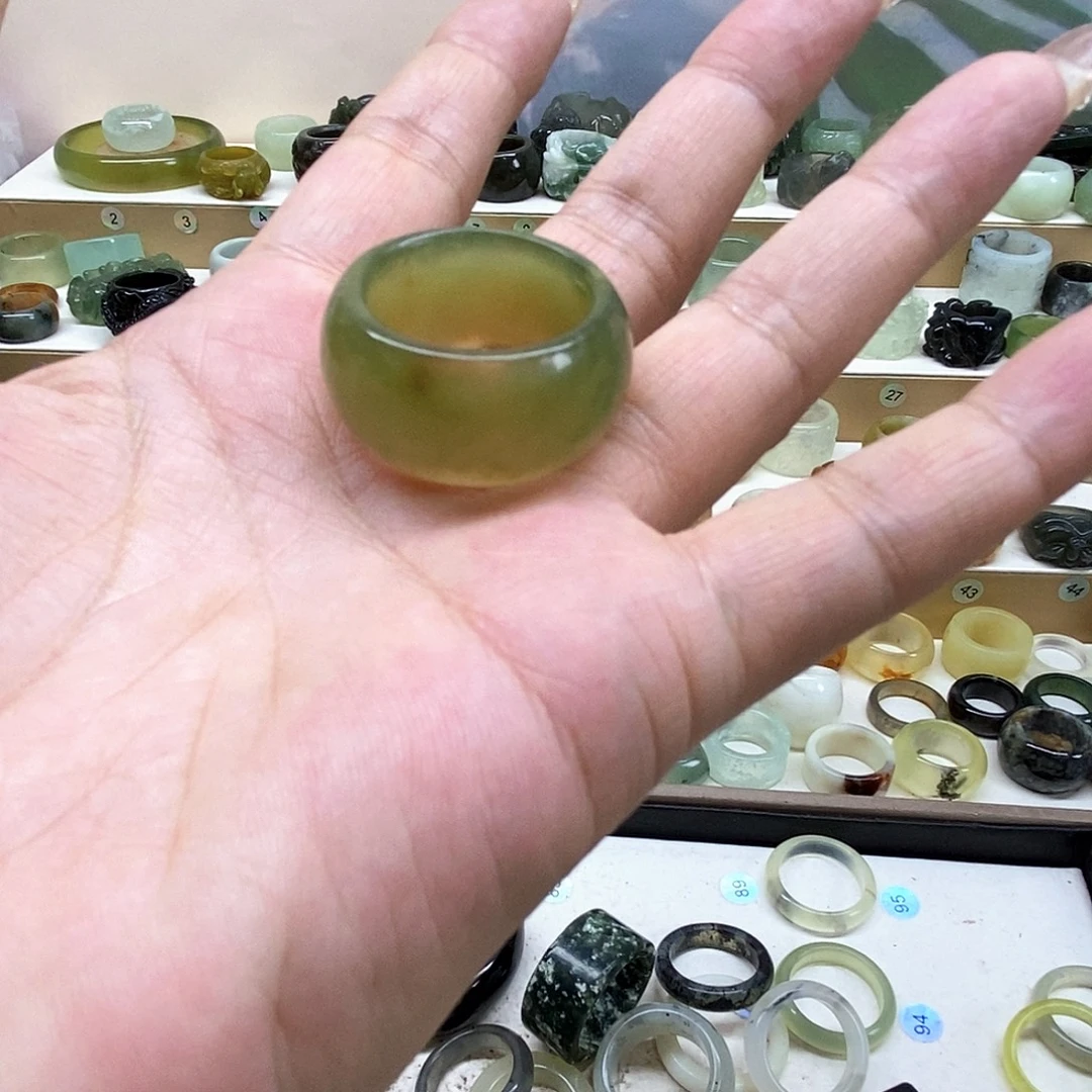 佳****岫玉未镶嵌天然玉石戒指