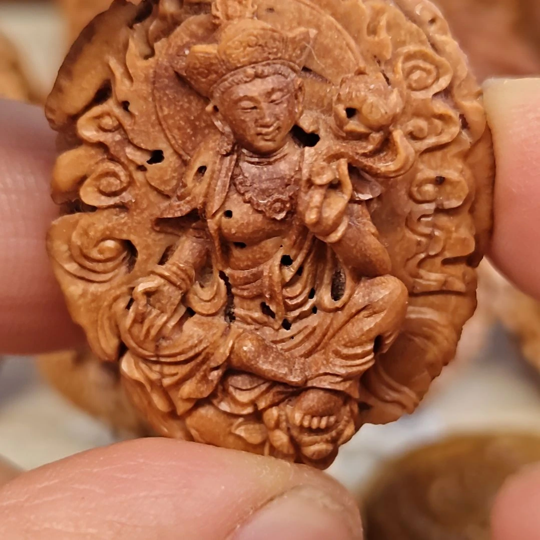 桃核纯手工雕刻自在观音