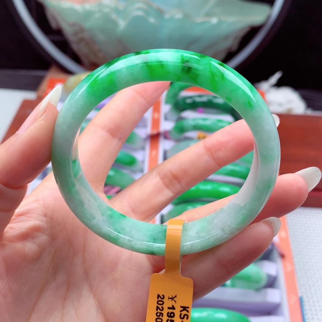 翡翠手镯未镶嵌翡翠