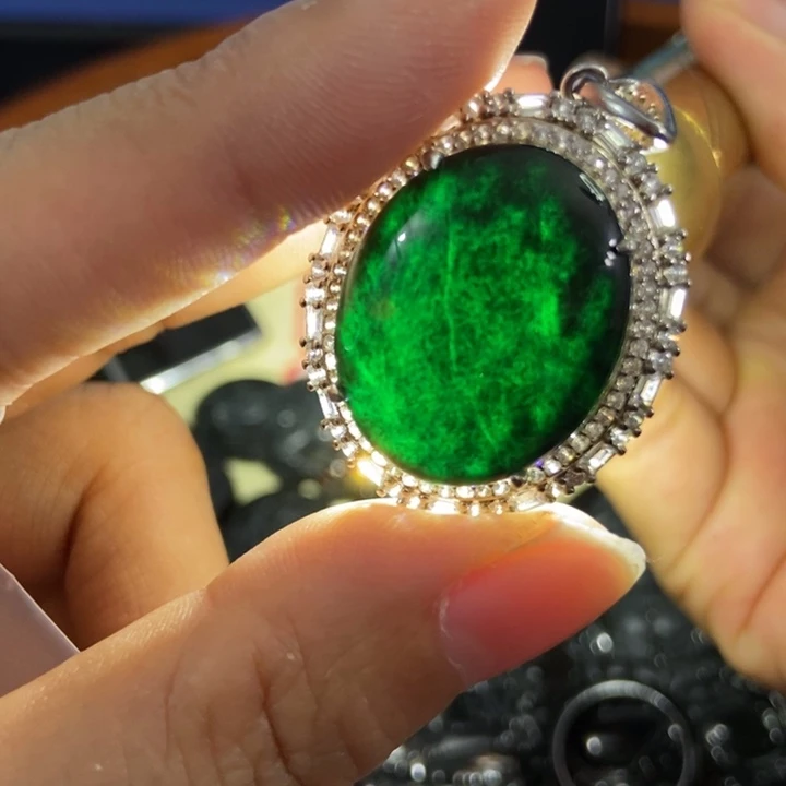 翡翠颈饰未镶嵌墨翠