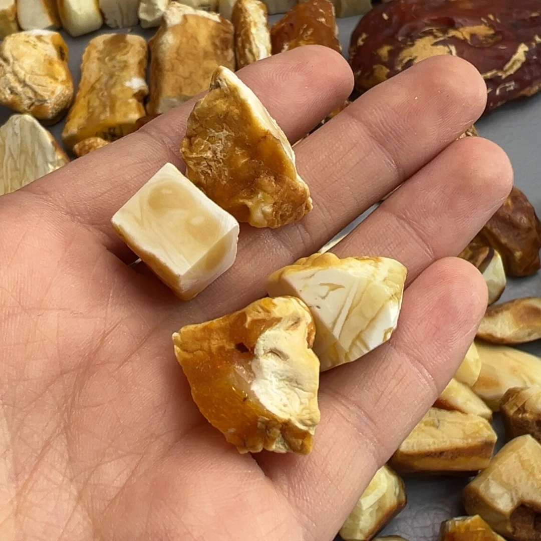 定制琥珀未镶嵌虎****熊蜜蜡