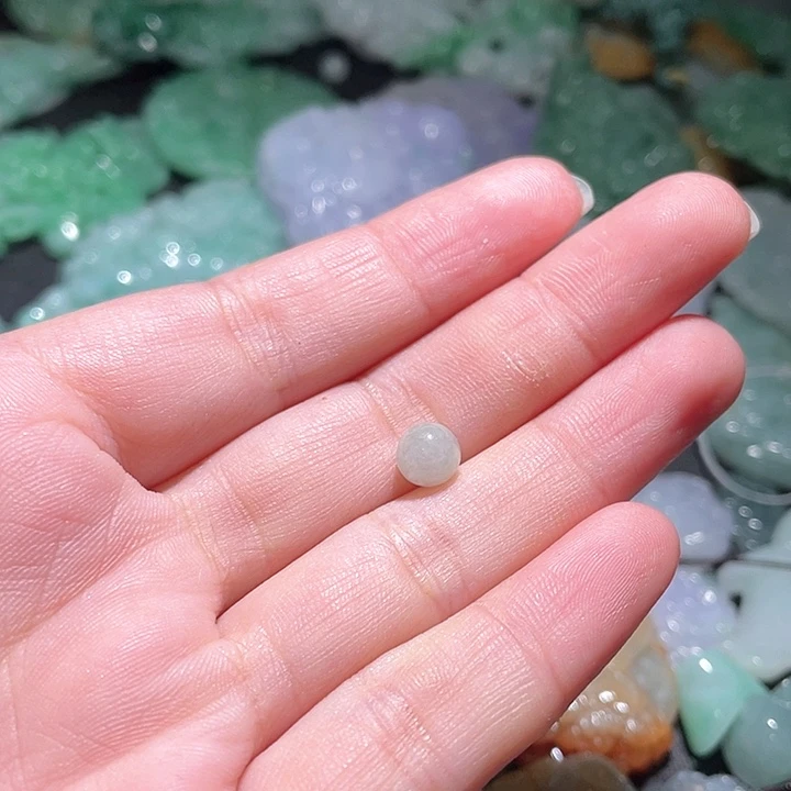 颈饰未镶嵌翡翠小***?天