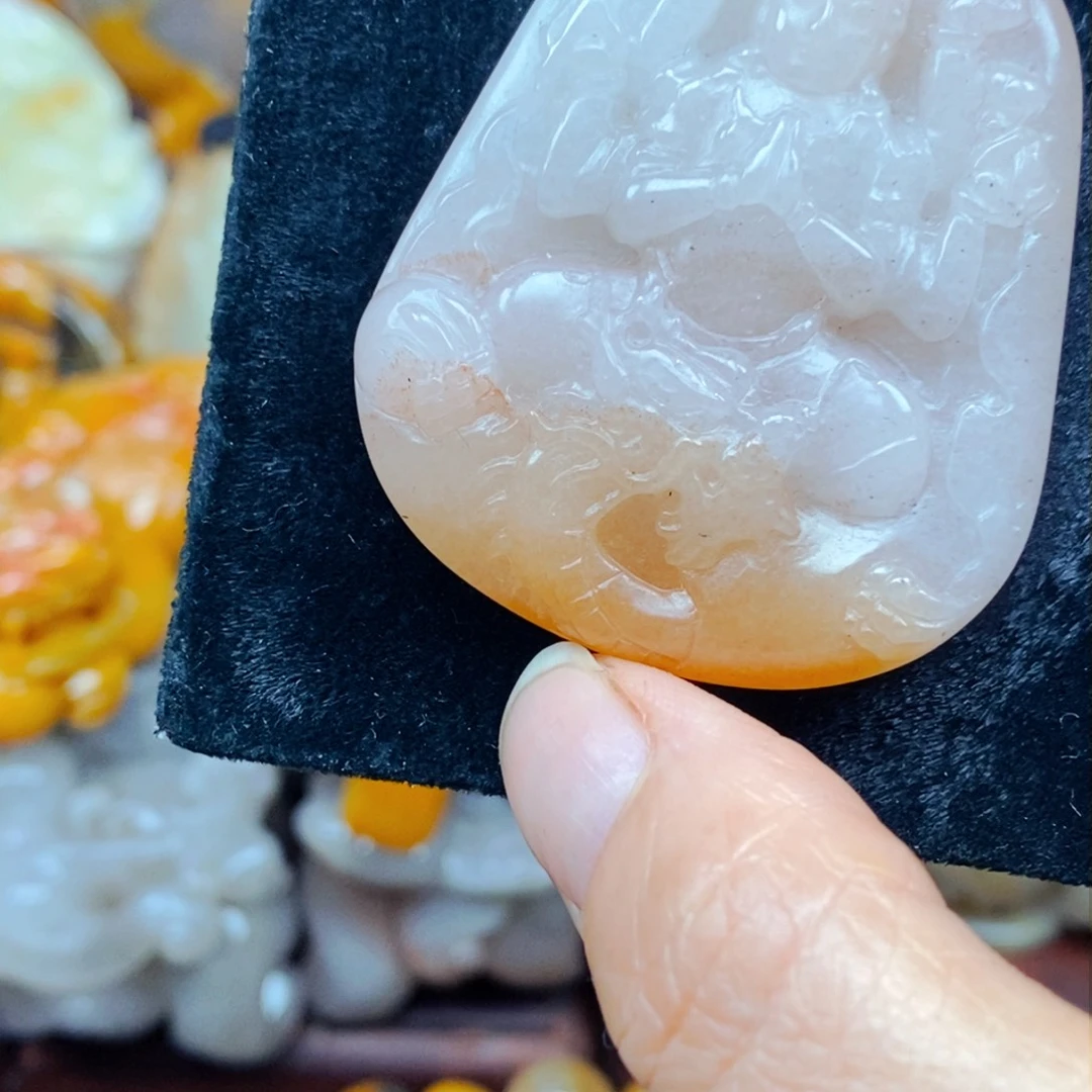 未镶嵌石英质玉（黄龙玉）颈饰