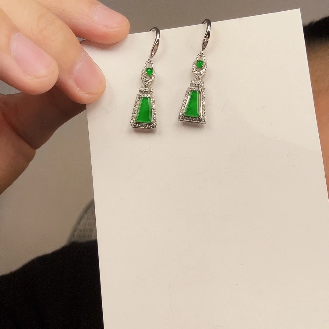 翡翠未镶嵌颈饰一对