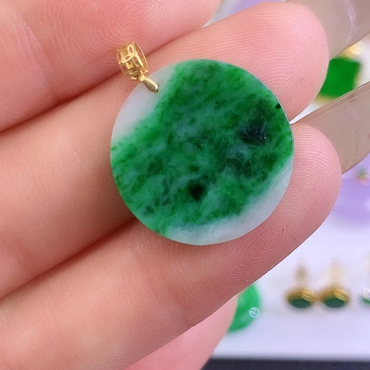 翡翠18K金镶嵌颈饰翡翠