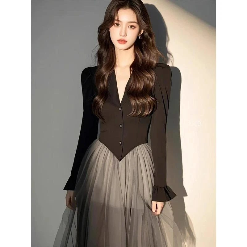 高级感气质V领连衣裙女2025春季新款拼接网纱收腰显瘦中长款裙子