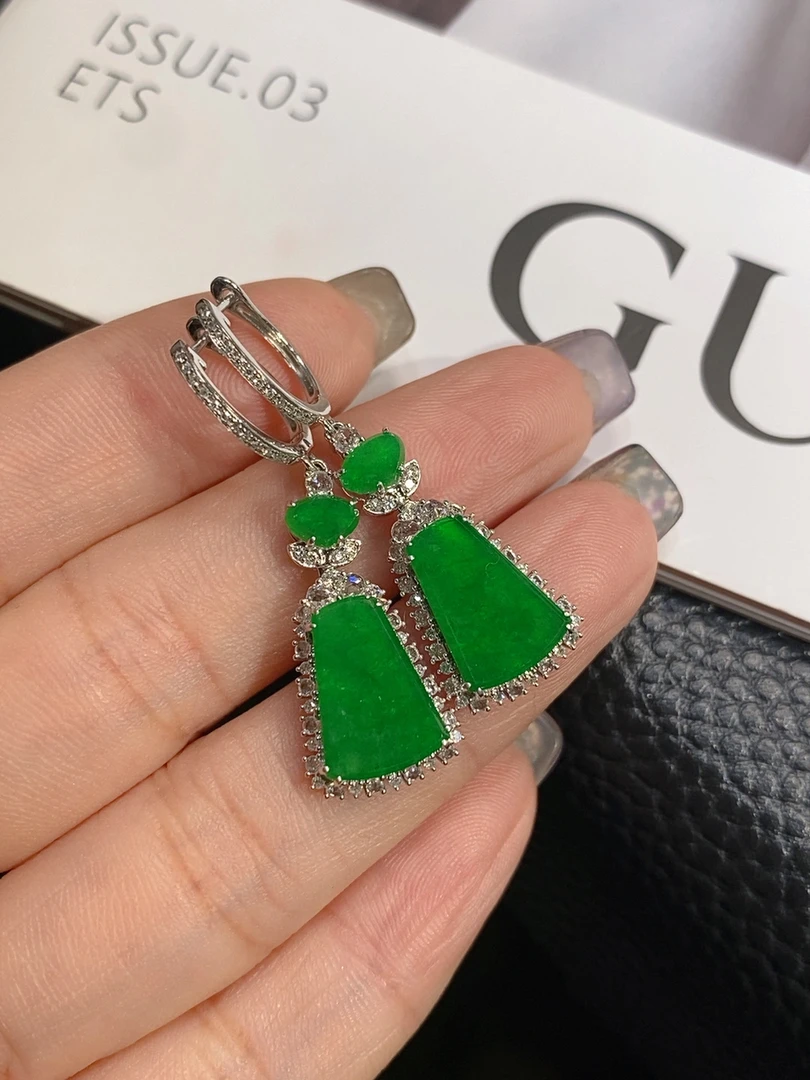 【伊玥珠宝】福利款天然缅甸翡翠A货 老坑阳绿无事牌吊坠