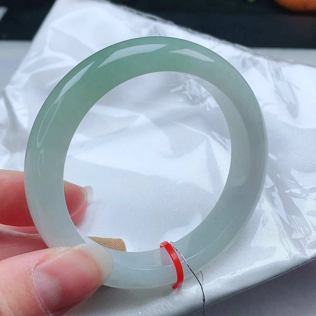 翡翠手镯未镶嵌55圈