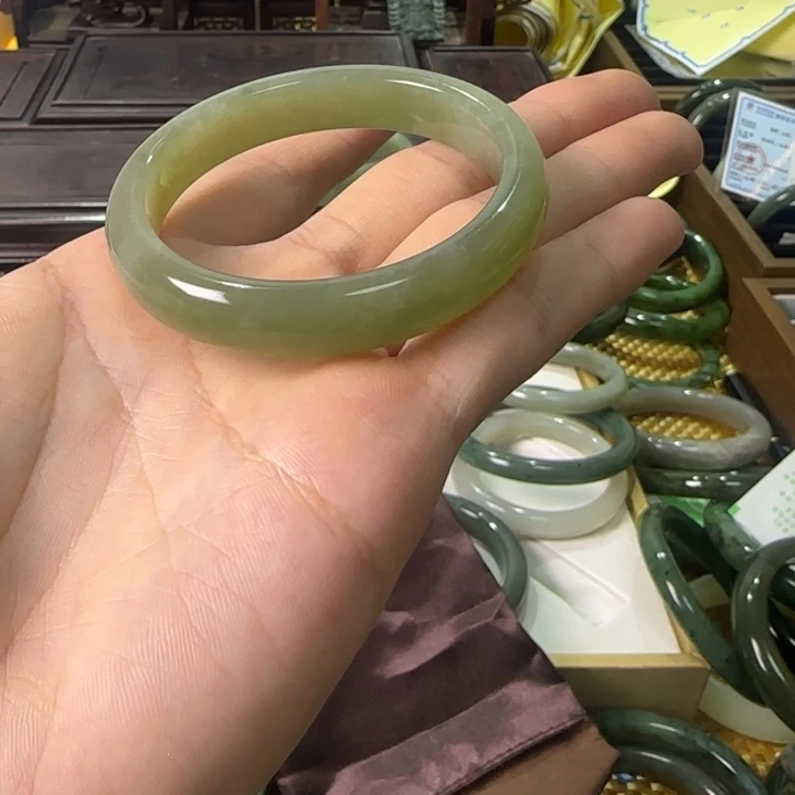 e***和田玉未镶嵌手镯