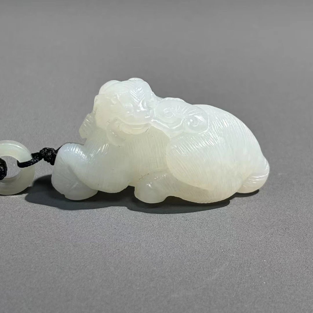 清代和田玉羊挂件