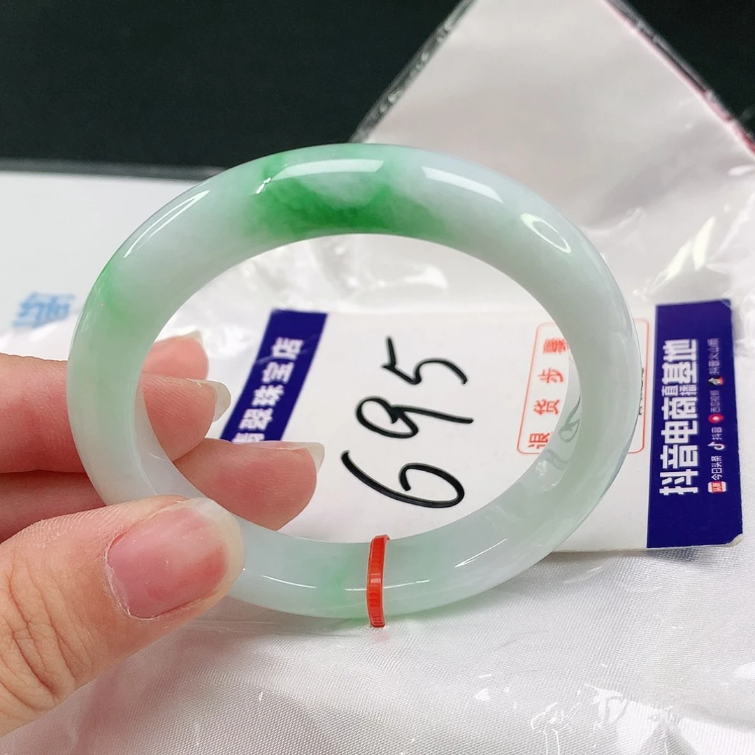 翡翠手镯未镶嵌翡翠