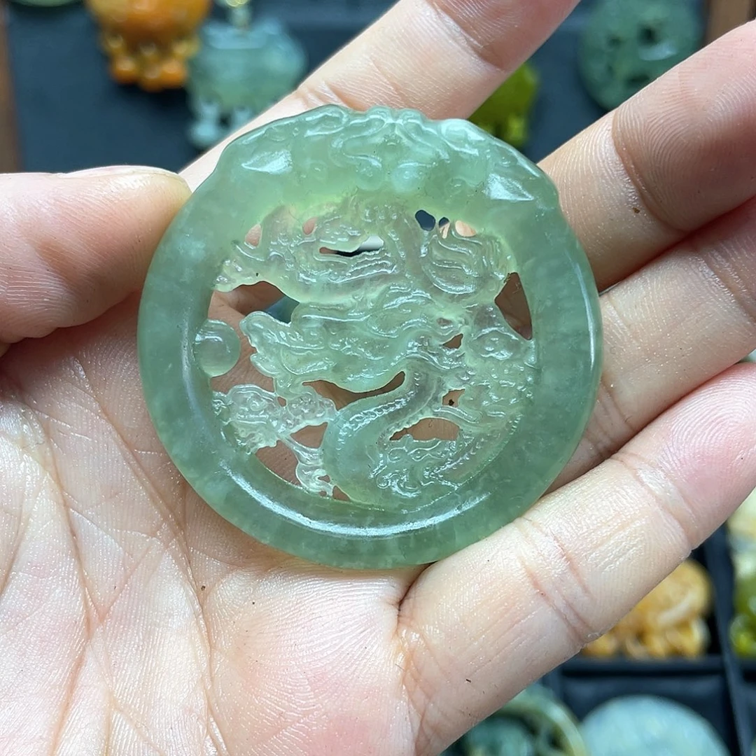 晓***悦未镶嵌蛇纹石玉颈饰