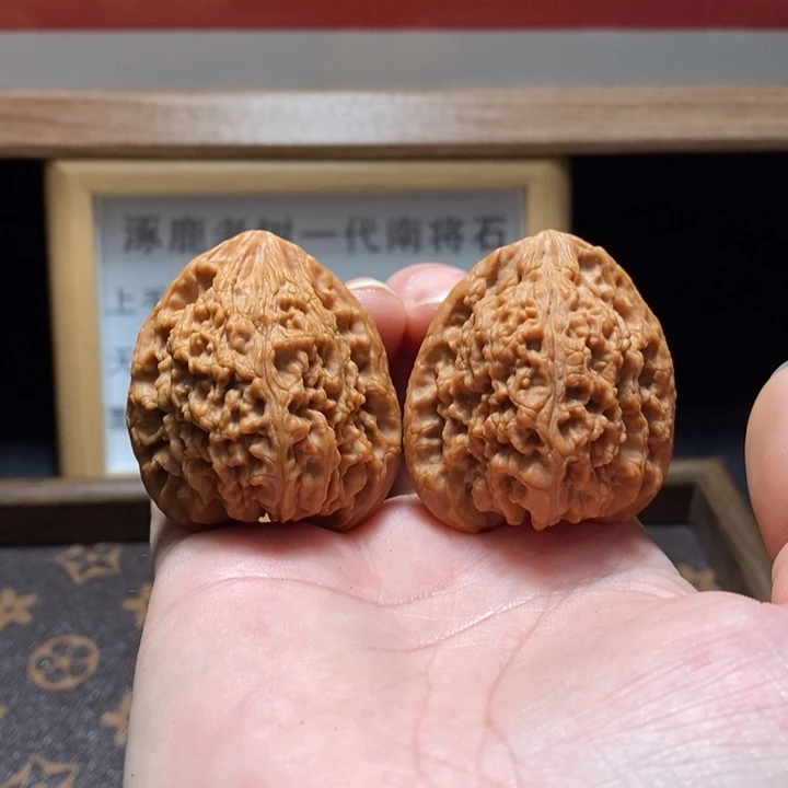 顺***。文玩核桃吊坠南疆有黄