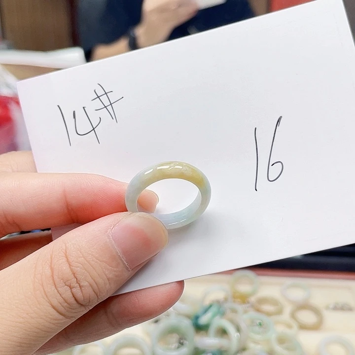 翡翠手镯未镶嵌翡翠