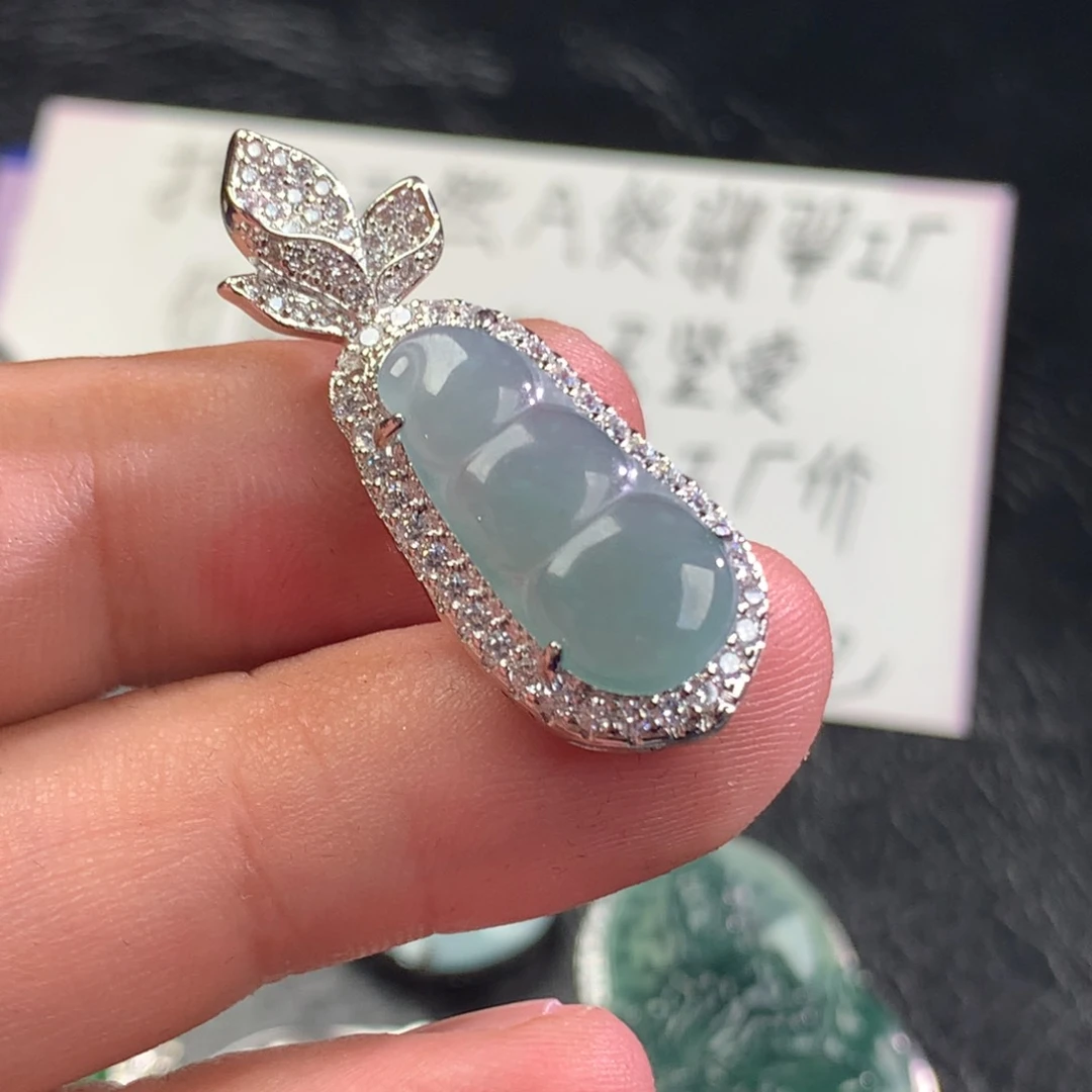 翡翠未镶嵌颈饰福豆