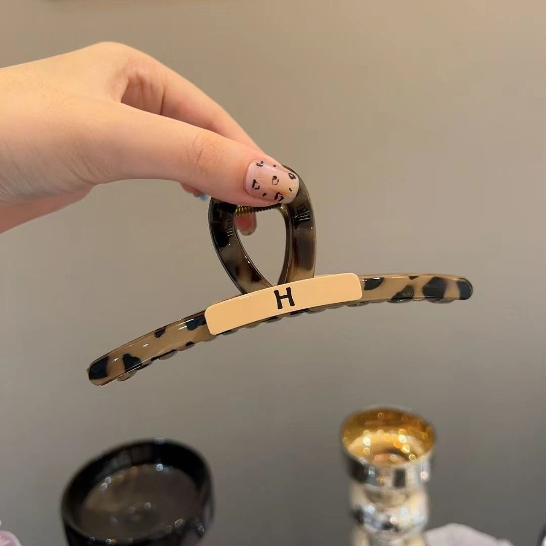 初春豹纹高级感鲨鱼大号抓夹H字母撞色鲨鱼夹饱满后脑勺抓夹