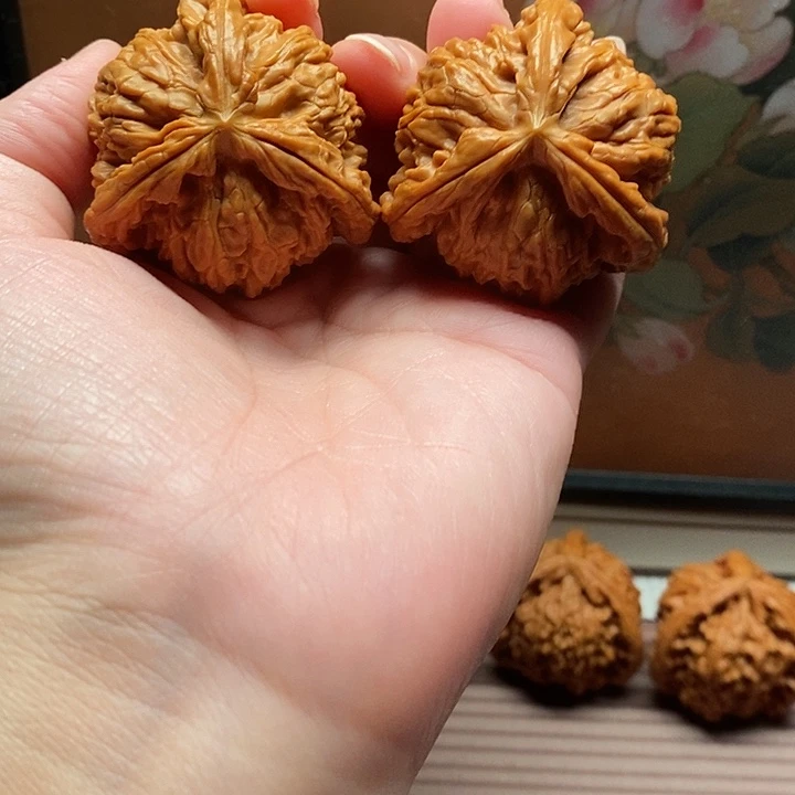 昕***兄文玩核桃吊坠白奔